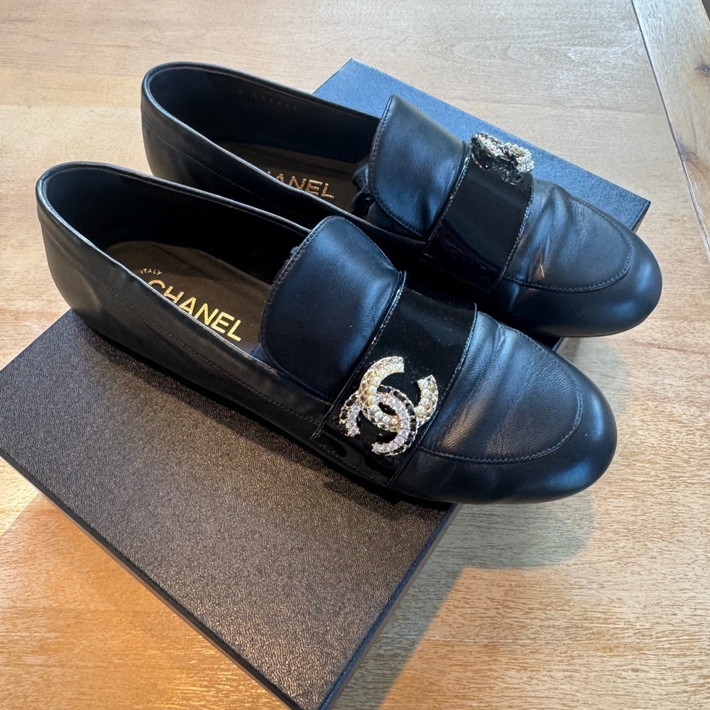 CHANEL Women's Black and Gold Loafers - Picture 2 of 5